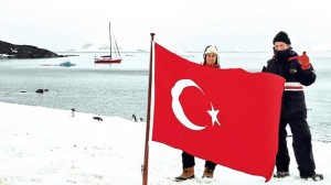 Osman Atasoy ve Sibel Karasu Uzaklar II adkı tekneleriyle Antarktika