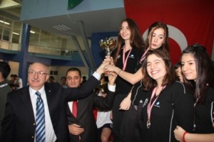 Giresun Kapalı Olimpik Yüzme Havuzunda cuma günü başlayan Sualtı Hokeyi