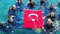 18 Mart Şehitler Günü ve Çanakkale Deniz Zaferi’nin 97. yıl dönümü yurt genelinde kutlanıyor. Balıkesir’de, Polis Meslek Yüksek Okulu’ndan 47 öğrenci, dalış eğitimi için geldikleri Ayvalık’taki Maden Adası açıklarında dalış yaptı, denizde Türk bayrağı açtı. Kaynak: Star Gündem / AA