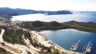 Geçen hafta Kaş’ın güzel insanı Nejat Beşkardeş aradı, “Vedat, bademler çiçek açtı” diye. Atladım mart ayında Kaş’a gittim. Kaş, her mevsimde güzeldir ama kışın bambaşkadır. Bütün Türkiye tir tir titrerken, 17 derece hava sıcaklığıyla ve bembeyaz çiçek açmış badem ağaçlarıyla […]