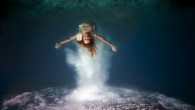 Uzun bir süredir Amerika Ülkeleri’nden biri olan Bahamalar‘da yaşayan sualtı fotoğrafçısı Elena Kalis, sosyal ağlarda yayılım gösteriyor. Suya karşı dayanıklı özel fotoğraf makinesiyle çekmiş olduğu fotoğraflarda insana ve insana ait materyallere yer veriyor. Sualtı denilince akla ilk gelen yer okyanus […]