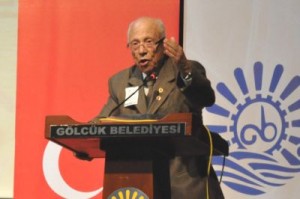 Gölcük Belediyesi tarafından gerçekleştirilen anma programına, Belediye Başkanı Mehmet Ellibeş,