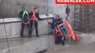 Tokat’ta Kelkit Çayı üzerindeki hidroelektrik santrali içinde bulunan su depolama regülatörüne, kafes içerisinde dalan 28 yaşındaki dalgıç Ufuk Kurtuluş, halatın kopması sonucu su içinde kalarak yaşamını yitirdi. Talihsiz gencin cesedine 29 saat sonra ulaşılabildi. Olay dün öğle saatlerinde Niksar-Reşadiye ilçeleri […]