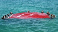 Deniz Altında 19 Metre Türk Bayrağı Açıldı19 Mayıs 2012 Cumartesi 16:00Mersin’in Silifke ilçesine bağlı Atakent beldesinde ’19 Mayıs Atatürk’ü Anma Gençlik ve Spor Bayramı’ kutlama etkinlikleri kapsamında 19 kişiden oluşan bir dalış ekibi, 19 metreden oluşan ay-yıldızlı Türk bayrağını, denizin […]