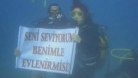 EDİRNE’nin Keşan İlçesi’nde 29 yaşındaki Berk Başer, kendisi gibi dalış eğitimi alan sevgilisi 26 yaşındaki Ayla Turhan’a Su altında ‘Seni seviyorum, benimle evlenir misin?’ yazılı pankart açarak evlenme teklif etti. Önce şaşıran Turhan, ardından ‘Tamam’ işareti yaparak teklifi kabul etti. […]