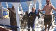 Bodrum’da “en eski sünger avcısı” olarak bilinen Mehmet Baş,su altındaki kayalıklarda biriken ağların bir kısmını temizledi. “Aksona Mehmet” lakabıyla tanınan Mehmet Baş ve beraberindekiler, Bodrum Limanı’ndan “Aksona” adlı tekneyle denize açıldı. Tavşanburnu ve Karaada bölgesinde dalış yapan Baş, gırgır teknelerinden […]