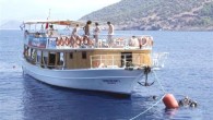 Muğla’nın Fethiye İlçesi’ndeki Dalyan Deresi açıklarında batırılan ‘TCSG 121’ adlı sahil güvenlik botu, dalış tutkunlarının gözdesi oldu. 17 Nisan’da su altına indirilen 40 metre uzunluğundaki batığa 4 ayda 2 bin kişi daldı. Fethiye’nin gözde dalış merkezi Dalyan Deresi açıklarında batırılan […]