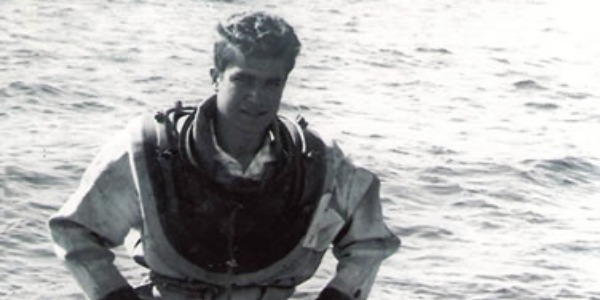 Ailemle birlikte 1955 yılına kadar Cihangir’de Akarsu Yokuşu’nda oturdum. İlkokuldan