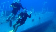 Muğla’nın Fethiye ilçesinde Dalyan Deresi açıklarına batırılan ‘TCSG 121’ isimli sahil güvenlik gemisi, Fethiye’deki dalış okullarının umudu oldu. Dalgıçları şaşırtan hızlılıkta balık resifi oluşturan batık 3 bin kişi tarafından ziyaret edildi. Askeri geminin batırılması ile ilgili su altında çekilmiş görüntüler […]