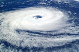 Bir tropikal storm meydana geldiğinde başvurulacak en emniyetli metod, stormdan