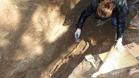 MUĞLA’nın Bodrum İlçesi’nde eski Rum evini güçlendirme çalışması sırasında 800 yıllık olduğu tahmin edilen tarihi mezarda insan kemikleri, seramikler ve gözyaşı şişeleri bulundu. Güçlendirme çalışması durduruldu. Bodrum’un Kumbahçe Mahallesi Rasathane Sokak’ta, İsviçre’de yaşayan işadamı İhsan Solmaz’a ait 200 yıllık binanın […]
