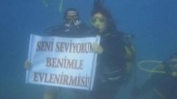 İZMİR’in Foça İlçesi’ndeki Polen Tatil Köyü’nde faaliyet gösteren Foça Dalış Merkezi’nin iki yıldızlı dalgıcı Zafer Menderes Balkaş (36), iki yıldır arkadaşlık ettiği kendisi gibi dalgıç arkadaşı Bahar Cengiz’e (32) sualtında sürpriz yaparak evlenme teklifinde bulundu. Genç kız, teklife önce sol […]