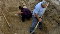 Bodrum’da “Rum Evi” olarak adlandırılan ve Bodrum Sualtı Arkeoloji Müzesi Müdürlüğünce tescilli binanın bahçesinde yapılan sondaj kazılarında Helenistik dönemine ait mezarlık çıktı. Bodrum Sualtı Arkeoloji Müzesi’nde görevli antropolog Seda Deniz Kesici, gazetecilere yaptığı açıklamada, “Rum Evi” olarak adlandırılan evde sonradan […]