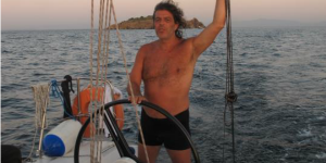 Son birbuçuk saattir pruvamda iki parlak ışık. Göz kırpmamacasına parlıyor.