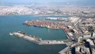 İzmir körfezinin doğusunda yer alan İzmir limanına yaklaşmada, Yenikale geçidini markalayan fener şamandıraları arasından geçerek girilir. İzmir limanının güney doğusu (30 25 10N, 27 07 48E) mevkiinde yer alan pasaport barınağına yaklaşmada barınağın kuzey girişini markalayan QG2M ve OR 2M […]