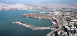 İzmir körfezinin doğusunda yer alan İzmir limanına yaklaşmada, Yenikale geçidini