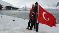 Yeryüzünde insan yaşamının olmadığı tek kıta olan Antartika’da Türk bayrağının dalgalanacağı üssün kurulması için çalışmalara başlandı. Antartika’ya giden ilk Türk yelkenlisi olan Uzaklar II’nin kaptanı Osman Atasoy’un önerisi üzerine Ulaştırma, Denizcilik ve Haberleşme Bakanı Binali Yıldırım’ın başlattığı çalışmalar için çalışma […]
