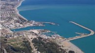 Kıyılarda imar değişikliklerine gitmeye hazırlanan hükümet, Antalya’da önemli liman ve marina projelerine hazırlanıyor. Bu kapsamda antik geçmişiyle tanınan Side’deki limanda büyütülerek yat limanı olacak. 1. derece arkeolojik SİT alanı olan Side’de, kıyı değişikliği kapsamında düzenleme yapılacak. Çevre ve Şehircilik Bakanlığı […]