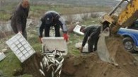 Zabıta ekibi ve veteriner, pazarda balık satan tezgahları tek tek dolaşarak denetledi. Yapılan kontrollerde bayat olduğu belirlenen 75 kilo sardalyaya el konuldu. Tezgahlardan alınan bayat balıklar, ilçe dışına götürülerek toprağa gömülüp imha edildi. Zabıta Amirliği yetkilileri, gıda maddesi denetimlerinin aralıksız […]