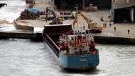 ROMANYA’dan Zonguldak’ın Ereğli İlçesi’ne endüstriyel odun getiren kuru yük gemisi, yükünü tahliye ettiği sırada kötü hava şartları nedeniyle açığa alınmak isterken karaya oturdu. 80 metre uzunluğundaki Panama bandıralı ‘NOVA D’ adlı kuru yük gemisi, Erdemir Çimento Limanı’na getirdiği bin 150 […]