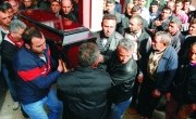 Edinilen bilgiye göre; Aliağa Gemi Söküm mevkiinde yer alan Öge Gemi Sanayi şirketinde görevli olan Ersin Şahin’in (22) iş makinesinin altında kalarak hayatını kaybettiği belirtildi. Sivas’ta yaşayan ailesinin yanından çalışmak için Aliağa’ya ablasının yanına geldiği öğrenilen Ersin Şahin’inin, yaklaşık üç […]