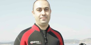 Alp Baranok ile dalışta tanıştık. Doğal olarak. Birkaç senedir, yazları