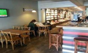 Hadi Olça ,yıllarca Kasımpaşa’da 4 m2’lik yerde ‘Gemi Kitabevi’ adıyla