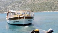 Turizm sezonunun sona ermesiyle birlikte Demre’nin Çayağzı Limanı’ndan karaya çekilen tekneler, yeni sezon için bakıma alınıyor. Usta ellere teslim edilen günübirlik tur tekneleri, onarımları yapıldıktan sonra yeni turizm sezonun başlamasıyla denize indiriliyor. Karaya alınan tekneler, bakım ve onarımla bir anlamda […]
