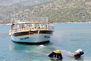 Turizm sezonunun sona ermesiyle birlikte Demre’nin Çayağzı Limanı’ndan karaya çekilen