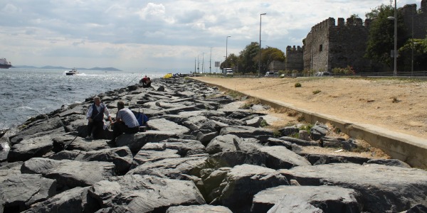 Sarayburnu önlerinde paçaları sıvamış, baldırlarına kadar suyun içerisinde, pür dikkat