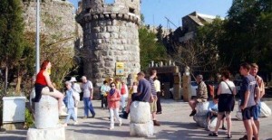 2005 yılının Mayıs ayında müzede 27 yıl müdürlük yapan Oğuz
