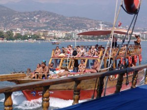 İskele Meydanı’nda turistlere tekne turları düzenleyen tekne sahipleri sezona çok