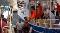 Sahil Güvenlik Marmaris Grup Komutanlığı’na ait 45 metrelik, fiberglass bot, dün saat 15.00 sıralarında Marmaris Limanı’na geldi. Limana demirleyen botta görevli iki asker, inerek tur teknelerini denetlemeye başladı. Bu sırada henüz belirlenemeyen bir nedenle su alan sahil güvenlik botu, batmaya […]