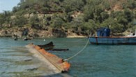   İlk etapta 30 Mayıs 2013 tarihinde yapılacak ihaleyle geminin yakıtının boşaltılması sağlanacak. Turizme “yüzen otel” olarak hizmet verirken batan gemi, yıllardır Fethiye Körfezi’nde bulunuyor. Birçok kez enkaz çıkarma çalışması yapılmasına rağmen batık, körfezden bir türlü temizlenemedi. İçinde 5 ton […]