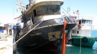 Gündoğdu Beldesi Limanı’ndan geçen yıl Aralık ayında Karadeniz’e açılan kaptan Süleyman Topal’a ait ‘Eska Baba’ adlı 30 metrelik tekne, denize ağ attıktan sonra motoru arızalanınca balık dolan ağı çekemedi ve yan yattı. 13 mürettebatın filikalar yardımıyla kurtarıldığı teknedeki 15 ton […]