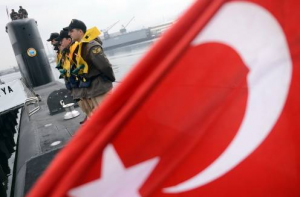 Gölcük Deniz Üssünde demirli TCG Sakarya Denizaltısı personeli, “hareket hazırlığı”,