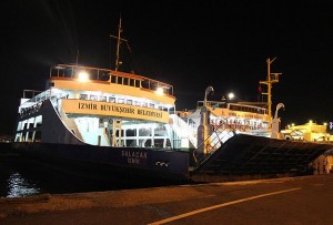 İzmir’de, feribotun kumanda arızası sonucu kontrolsüz şekilde iskeleye çarpması sonucu