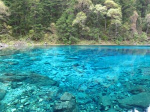 Jiuzhaigou, ‘dokuz köyün vadisi’ anlamına geliyor. Bir zamanlar bu vadide