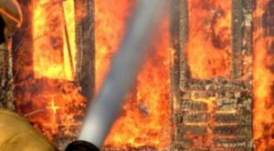 İzmir’in Bergama İlçesi’nde yangın çıktı. Bergama Kalesi’nde akşam saatlerinde başlayan