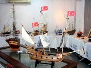 Gölcük Belediyesi Sanat Galerisinde düzenlenen törenle açılan sergi sanatseverler ve