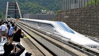 Kayan hızlı tren 500 km hıza ulaştığı ilk testini geçti. Manyetik raylar üstünde hareket eden tren için son teknoloji kullanıldı. Mıknatıslar sayesinde havada giden tren yüksek hızlara ulaşırken aynı zamanda sessizce de ilerlemiş oluyor. Tren resmi olarak eylül ayında test […]