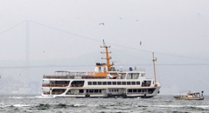 İstanbul Boğazı’nda oluşan yoğun sisten dolayı vapur seferleri yapılamıyordu. Sisin