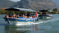 Muğla’nın Dalyan Kanalları, Köyceğiz Gölü ve caretta caretta yumurtlama alanı olan dünyaca ünlü İztuzu Plajı’na, 1992 yılında alınan ve 12 metrelik tur teknelerinde en fazla 25 kişi taşıma zorunluluğu getiren kararın, bu yıl da uygulanması turizmcilerin tepkisine yol açtı. Turizmciler […]