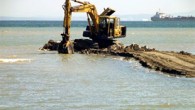 Şarköy Belediyesi, İskele ile liman arasındaki denizin içine denizkızı heykeli koymak için çalışma başlattı. Kıyıdan yaklaşık 20 metre denizin içinde kaya ve taşlardan oluşturulan platform içine konulacak denizkızı heykeli, gece de görünmesi için ışıklandırma yapılacak. Belediye Başkan Yardımcısı Efrayim Galip, […]