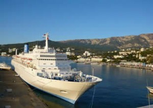  Turistler gün boyu düzenlenen turlarla Alanya Kalesi, Dim Çayı ve