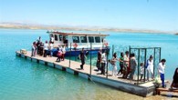 Atatürk Baraj Göleti üzerinde tekne turları başlatıldı. 26 yıl önce yapılan Atatürk Barajı’nın göleti yerli ve yabancı turistlerin beğenisine sunuluyor. Ulaştırma, Denizcilik ve Haberleşme Bakanlığı tarafından iki yıl önce Adıyaman’a gönderilen yolcu teknesi, Atatürk Baraj Göleti üzerinde yolcu taşımaya başladı. […]