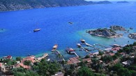 Antalya’nın Demre İlçesi’nde mavi yolculuğa çıkanların vazgeçilmezi Kekova Koyu, sualtı tutkunlarını yeni gözdesi. Yat turlarının ardından profesyonel dalgıçlar eşliğinde Kekova’nın mavi derinliklerine dalan tatilciler, sualtı dünyasını keşfediyor. Mavi tura çıkanların vazgeçilmezi Kekova Koyu, su üstü güzelliklerinin yanı sıra sualtı zenginlikleriyle […]