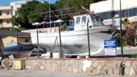 Ruhsat verilemediği için 2 yıldır işletilemeyen Aydının Didim İlçesindeki Mobil Gümrük Limanı yeni sorunlarla boğuşuyor. Teknelerinin batacak durumda olması nedeniyle firma yetkililerinden izin alan özel şahıslar geçici süreyle teknesini Gümrük limanında karaya çıkartırken gezi teknesi sahipleri ise yaşanan görüntü kirliliğinden […]