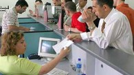 Sektördeki bazı bankalar Merkez Bankası’nın (MB) kredili mevduat hesabı faizlerine sınırlama getirmesinden sonra yeni bir uygulama başlatarak kredili mevduat hesabından para kullanan müşterilerinden ‘Bankacılık Hizmet Geliri’ adı altında para kesmeye başladılar. Maaş müşterilerine maaşlarının belli oranlarında (tek hesap, avans hesap, […]