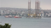 İstanbul Boğazı 70 metre yüksekliğindeki dev platformun geçişi sebebiyle çift yönlü olarak deniz trafiğine kapatıldı. Tuzla’dan Romanya’nın Köstence Limanı’na giden ve suyun üstünde 55 metre yüksekliğinde, toplamda 70 metre boyundaki Gibraltar bayraklı “GSP King” platfomunun geçişi nedeniyle İstanbul Boğazı sabah […]